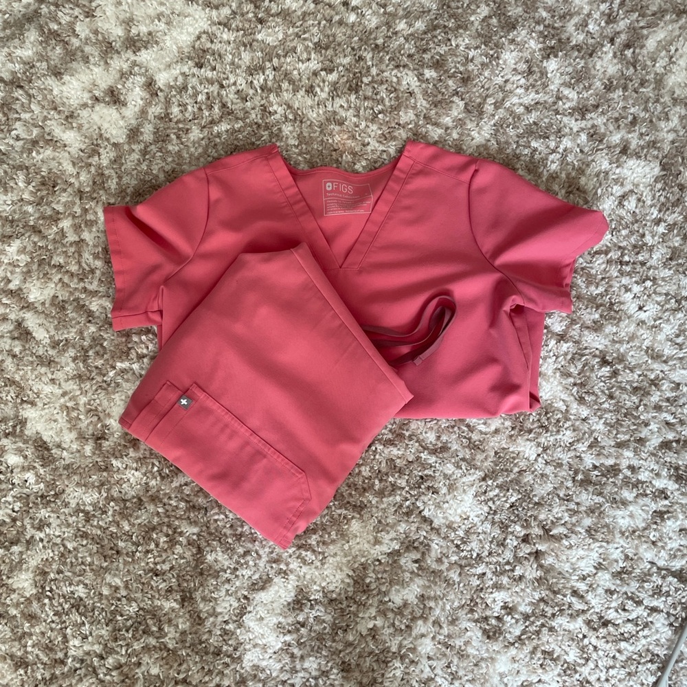Figs Technical Collection Coral V-Neck Scrub Top 
2 pocket small 
Flaws pictured